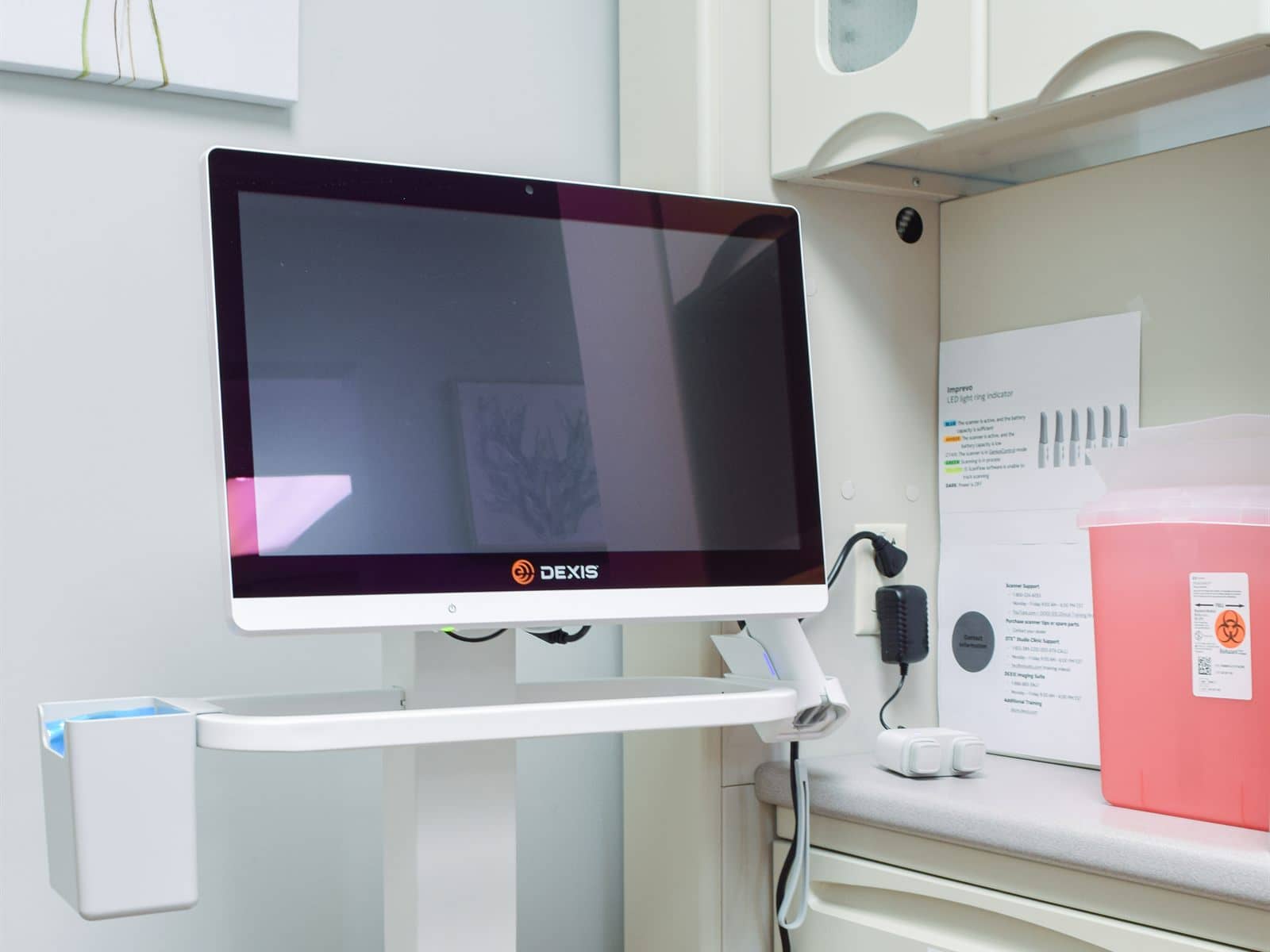 The DEXIS intraoral scanner cart and monitor